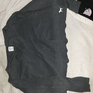 Croped long sleeve V-neck shirt.